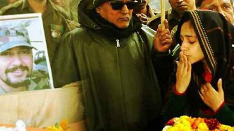 ತಮಿಳುನಾಡಿನ ಚೆನ್ನೈ ಆಫೀಸರ್ಸ್ ತರಬೇತಿ ಅಕಾಡೆಮಿಯಲ್ಲಿ ಲೆಫ್ಟಿನೆಂಟ್ ಜನರಲ್ ವೈ. ಕೆ ಜೋಶಿ ಆಕೆಯ ಹೆಗಲಿಗೆ ಸ್ಟಾರ್ ತೊಡಿಸಿದ್ದಾರೆ.