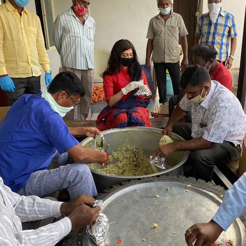 surya and karthi movie actress distribute food 75000 people