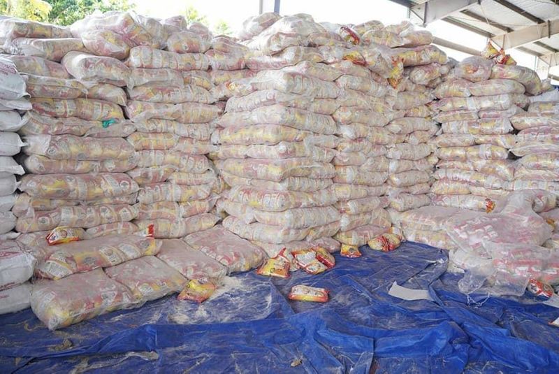 மக்கள் பசி ஆற மூட்டை மூட்டையாய் சமையல் பொருட்கள்...