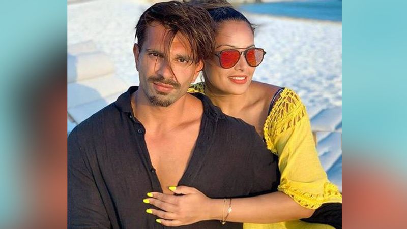 यहां तक कि बिपाशा ने अपनी एनीवर्सरी को मंकीवर्सरी कह डाला है। उन्होंने वीडियो को सोशल मीडिया पर शेयर करने के साथ ही कैप्शन लिखा, 'चौथी मंकीवर्सरी पर मंकी के लिए उनका फेवरेट बेसन के लड्डू बना रही हूं।'
