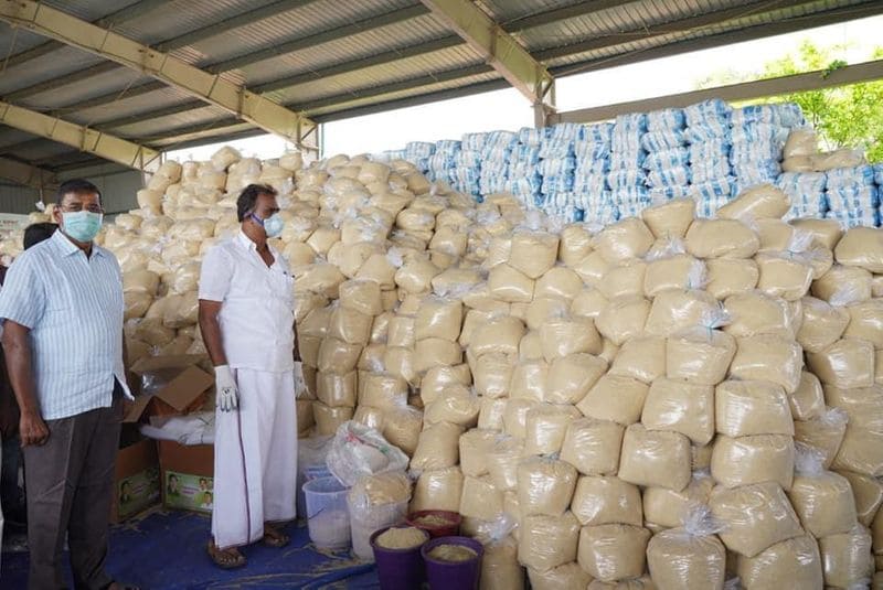 நேரடியாக பொருட்களை ஆய்வு செய்து மக்களுக்கு அனுப்ப தயார் செய்யும் அமைச்சர்...