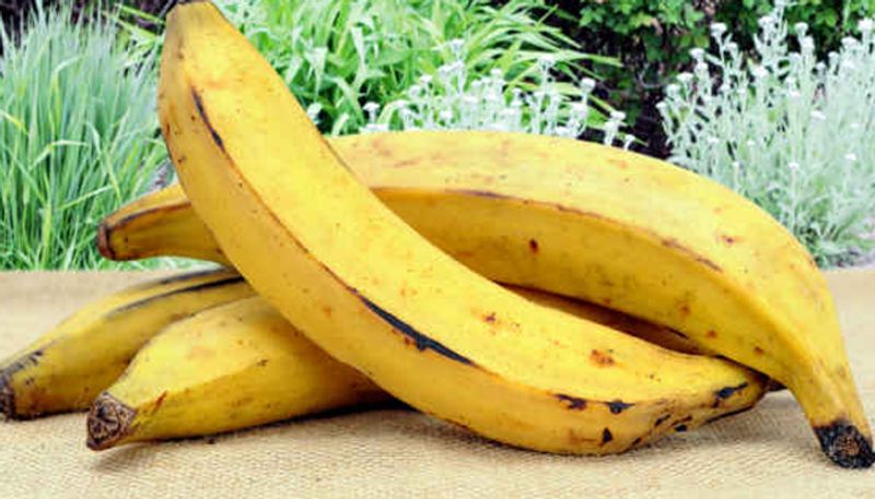 ഏത്തപ്പഴം:പൊട്ടാസ്യവും മറ്റ് പോഷകങ്ങളും കൂടുതലായി അടങ്ങിയ ഒന്നാണ് ഏത്തപ്പഴം . ഇത് ദിവസവും ഒരെണ്ണം വച്ച് കഴിച്ചാല് രക്തസമ്മര്ദ്ദം സാമാന്യം മികച്ച രീതിയില് തന്നെ നിയന്ത്രിക്കാനായി സാധിക്കും.