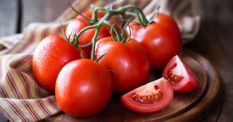 തക്കാളി: രക്തസമ്മര്ദ്ദം കുറയ്ക്കുന്ന ആന്റി-ഓക്സിഡന്റായ ലിക്കോപിന് തക്കാളിയില് ധാരാളമായി അടങ്ങിയിട്ടുണ്ട്. അതിനാല് ബി പിയുള്ളവര് തക്കാളി കഴിക്കുന്നതില് ഇനി യാതൊരുവിധ മടിയും കാണിക്കേണ്ട കാര്യമില്ല.
