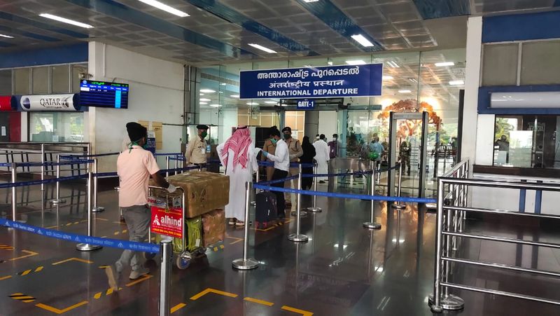138 യാത്രക്കാരെയും വഹിച്ച് കോഴിക്കോട് കരിപ്പൂരില് നിന്നും പുറപ്പെട്ട സൗദി എയർലൈൻസിന്റെ പ്രത്യേക വിമാനം ബാംഗളൂരു വഴിയാണ് യാത്രതുടര്ന്നത്. കേരളത്തില് നിന്നുള്ള 138 പേരെ കൂടാതെ ബംഗളൂരുവില് കുടുങ്ങിപ്പോയ 130 സൗദി പൗന്മാരും വിമാനസൗകര്യം പ്രയോജനപ്പെടുത്തി.