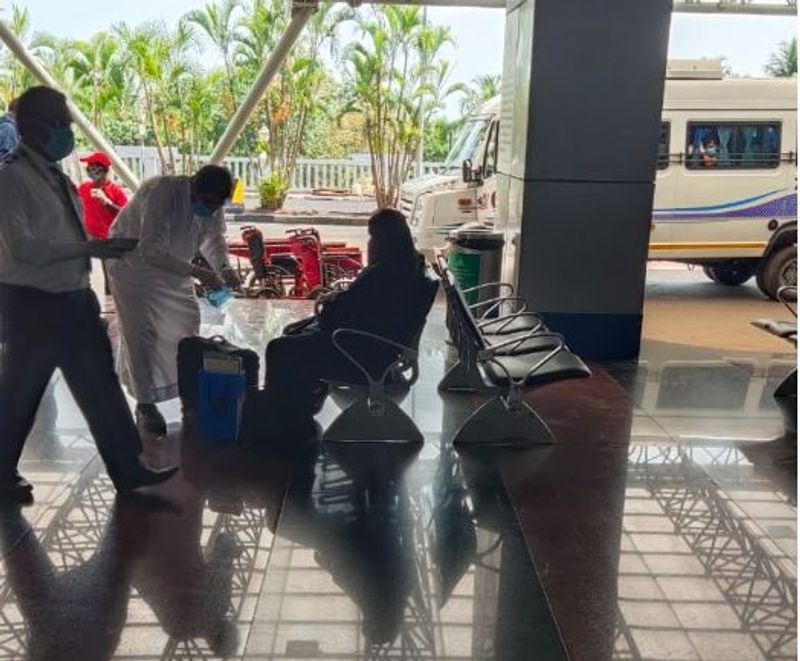 ഇതോടെ കുറച്ച് പേർ ഇന്ത്യയിൽ കുടുങ്ങി. പിന്നീട് സൗദി സർവീസുകൾ മെയ് 30 വരെ നിർത്തിവെച്ചതായി റിപ്പോര്ട്ടുകള് വന്നു. ഇതേ തുടര്ന്ന് പ്രത്യേക അനുമതി പ്രകാരമാണ് സൗദി സ്വന്തം പൗരന്മാരെ സ്വദേശത്തേക്ക് കൊണ്ടുപോയത്. അതേ സമയം, സൗദി ഉൾപ്പെടെ വിവിധ വിദേശ രാജ്യങ്ങളിൽ കുടുങ്ങിയ ഇന്ത്യൻ പൗരന്മാരെ കൊണ്ടുവരുന്നതിൽ ഇതുവരെ അന്തിമമായിട്ടില്ല.