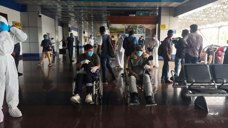 അതിനിടെ വിദേശത്ത് കുടുങ്ങിയ പ്രവാസികളെ തിരിച്ചു കൊണ്ടുവരുന്നതിനെക്കുറിച്ച് മുഖ്യമന്ത്രിമാരുടെ വീഡിയോ കോൺഫറൻസ് യോഗത്തിൽ പ്രധാനമന്ത്രി നേരന്ദ്രമോദി പരാമർശിച്ചു.