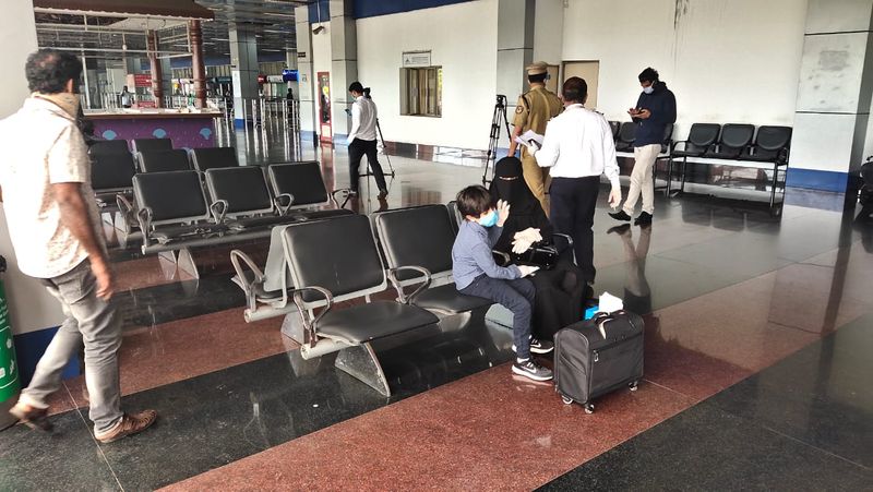 പ്രവാസികളിൽ രോഗബാധയില്ലാത്തവരെ തിരിച്ചെത്തിക്കണമെന്ന ആവശ്യം നേരത്തെ തന്നെ സംസ്ഥാനം കേന്ദ്രത്തിന് മുന്നിൽ വെച്ചിരുന്നു. വിദേശത്തു നിന്നും നാട്ടിലേക്ക് മടങ്ങാൻ ആഗ്രഹിക്കുന്ന പ്രവാസികൾക്ക് നോർക്ക വഴിയുള്ള രജിസ്ട്രേഷൻ ആരംഭിച്ചിട്ടുണ്ട്.