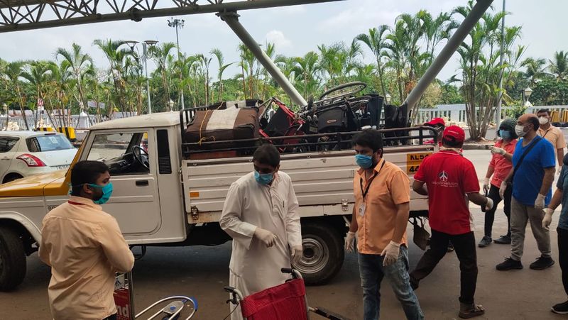 ഇതിനിടെ സൗദി അറേബ്യയിൽ കുടുങ്ങിയ നഴ്സുമാരെ തിരിച്ചെത്തിക്കാൻ നടപടി വേണമെന്നാവശ്യപ്പെട്ട് സുപ്രീംകോടതിയിൽ ഹർജി സമര്പ്പിച്ചു. മലയാളികളായ 17 നഴ്സുമാരും ഒരു ഡോക്ടറുമാണ് പ്രവാസി ലീഗൽ സെൽ വഴി ഹർജി നൽകിയത്.