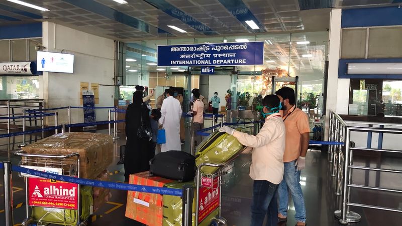 അതേസമയം രാജ്യത്തെ മറ്റ് സംസ്ഥാനങ്ങളില് കുടുങ്ങിയവര്ക്ക് മടങ്ങിവരുന്നതിനുള്ള രജിസ്ട്രേഷന് നോര്ക്ക ബുധനാഴ്ച ആരംഭിക്കുമെന്നും മുഖ്യമന്ത്രി അറിയിച്ചു.