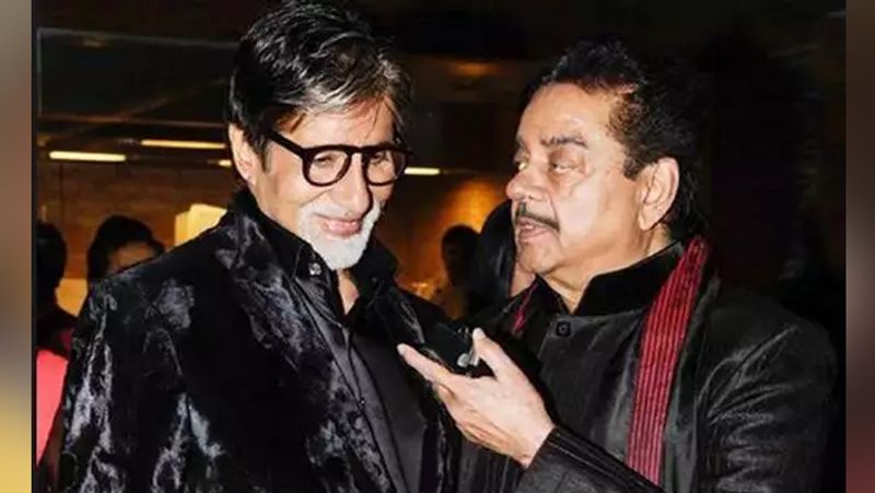 शत्रुघ्न मानते हैं कि 70 के दशक में बॉलीबुड में उनका कद अमिताभ से बड़ा था। इस कारण ही दोस्ती में दरार पड़ी। अपनी किताब में उन्होंने लिखा- "तब लोग कहते थे कि अमिताभ और मेरी ऑनस्क्रीन जोड़ी सुपरहिट है, पर वो मेरे साथ काम नहीं करना चाहते थे। उनको लगता था कि 'नसीब', 'काला पत्थर', 'शान' और 'दोस्ताना' मेंमैं उनपर भारी पड़ गया, लेकिन इससे मुझे कभी फर्क नहीं पड़ा।"