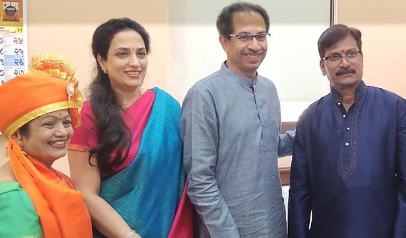 मुख्यमंत्री उद्धव ठाकरे और उनकी पत्नी रश्मि ठाकरे के साथ किशोरी पेडनेकर।
