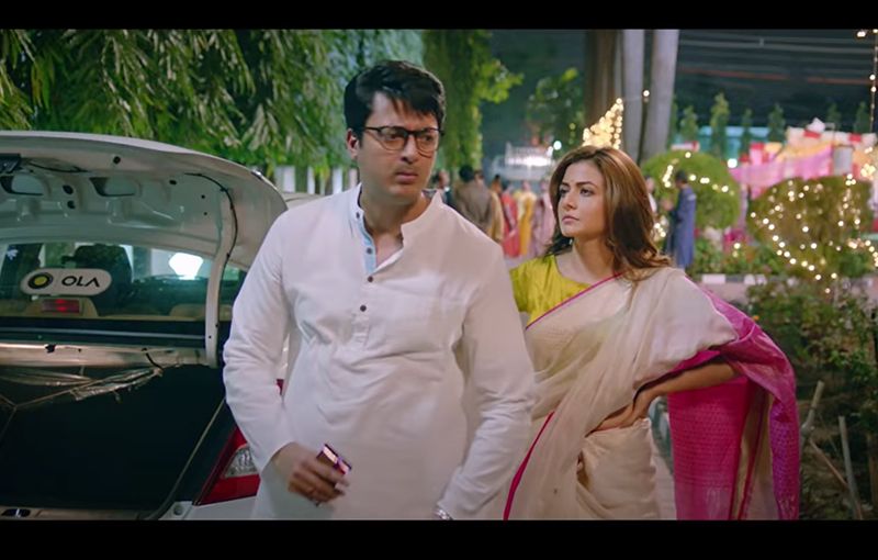 ঘরে এণ্ড বাইরেঃ যিশু সেনগুপ্তের সঙ্গে কোয়েলের রোম্যান্স আগে নজর কাড়লেও বক্স অফিসে বাজিমাত করেছিল ঘরে এণ্ড বাইরে ছবি।