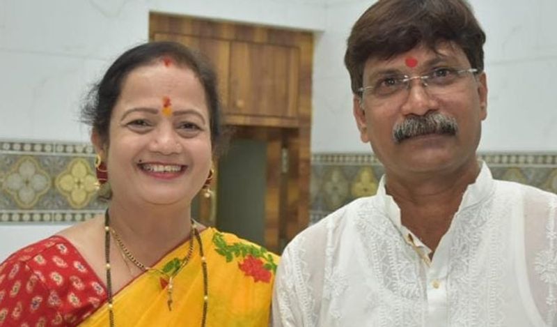 पति के साथ मुंबई की मेयर किशोरी पेडनेकर।
