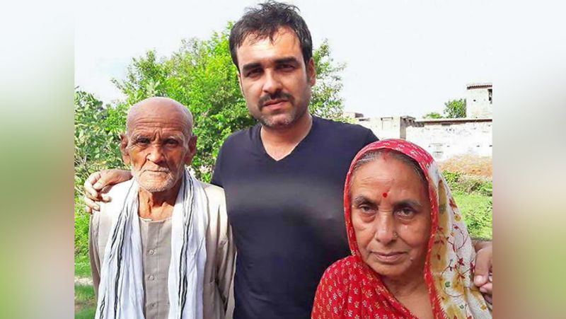माता पिता के साथ पकंज त्रिपाठी।