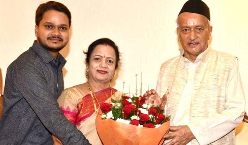 महाराष्ट्र के राज्यपाल बी एस कोश्यारी के साथ किशोरी पेडनेकर।
