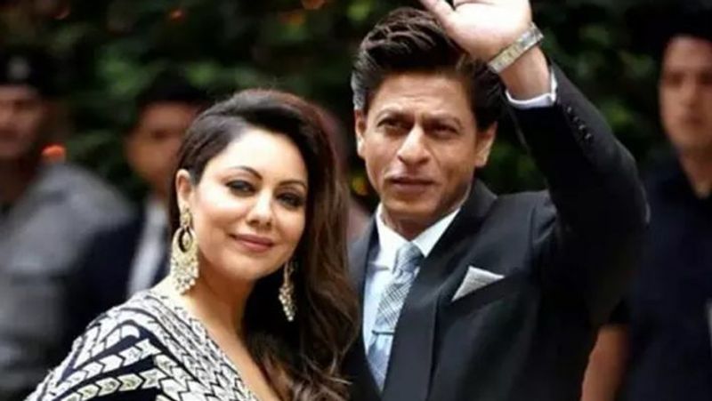 সকলের মতোই নিজের স্ত্রীকে বিয়ের পরে প্যারিসে নিয়ে যাওয়ার প্রতিশ্রুতি দিয়েছিলেন শাহরুখ। কিন্তু টাকার অভাবে সেই প্রতিশ্রুতি পূরণ করতে পারেন নি কিং খান।