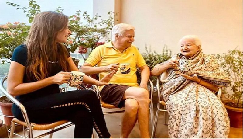 कनिका कपूर ने कोरोना से ठीक होने के बाद एक दिन पहले अपनी फोटो इंस्टाग्राम पर पोस्ट की है। इस तस्वीर में कनिका अपने माता-पिता के साथ आराम से चाय पीती नजर आ रही हैं।
