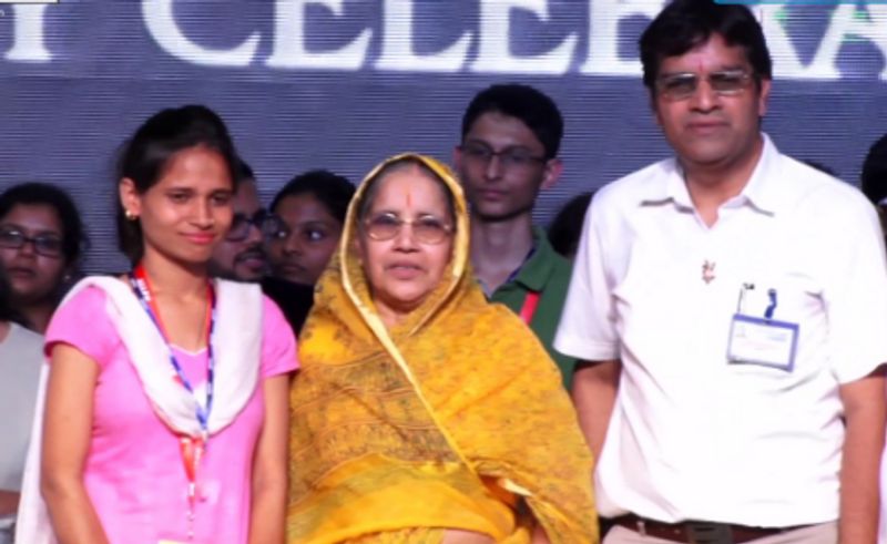 गांव से तीन किलोमीटर स्टेशन तक जाना होता था, वहां से बस से तीन किलोमीटर दूर ही स्कूल जाती थी। 11वीं में भी 81 प्रतिशत अंक आए। 12वीं की परीक्षा दी और 84 प्रतिशत अंक आए। पारिवारिक स्थिति पीहर और ससुराल दोनों जगह की ठीक नहीं है। ऐसे में इंस्पायर अवार्ड लेने के लिए बीएससी में एडमिशन ले लिया। इसी वर्ष मैंने बीएससी प्रथम वर्ष के साथ एआईपीएमटी की परीक्षा भी दी। इसमें मेरे 415 नम्बर आए और करीब 23000 रैंक आई।
