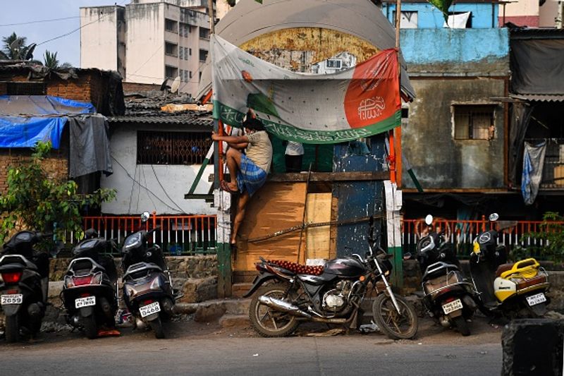 धारावी में प्रशासन सहित तमाम एनजीओ लगे हैं
लोग अब घबराने लगे हैं। इसलिए प्रशासन काफी सजग हो गया है। वहीं, तमाम एनजीओ लॉकडाउन के चलते बेरोजगार हुए मजदूरों की मदद के लिए आगे आए हैं। यहां खाना और दवाइयों बांटी जा रही हैं।