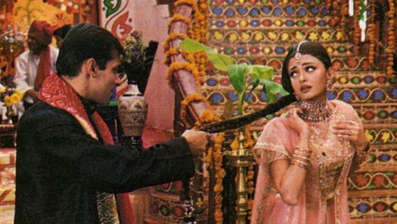 সলমন খান ও ঐশ্বর্য রাইয়ের সম্পর্ক তৈরি হয়ে ছিল এক প্রকার সকলের সামনেই। সঞ্জয়লীলা বনশালির সেটে ছিল তাঁদের রাসলীলার প্রাঙ্গণ।