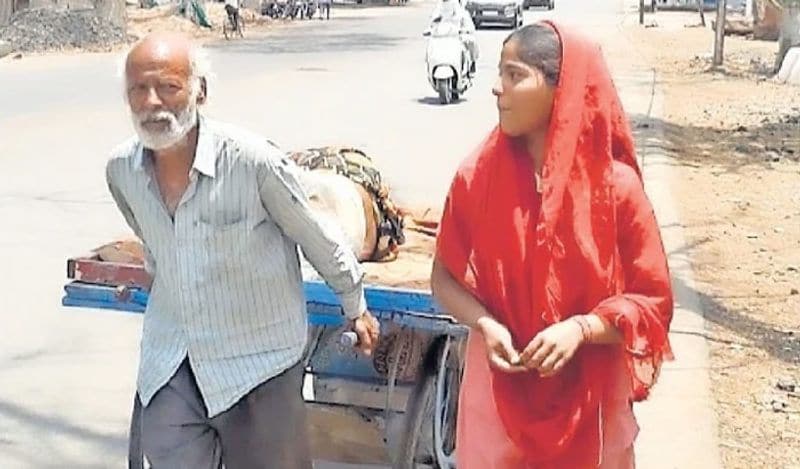 रूला देने वाली तस्वीर..ऐसी ही एक बेबसी की तस्वीर मध्य प्रदेश के सागर से सामने आई है। इस घटना का वीडियो भी सोशल मीडिया पर वायरल हो रहा है। जहां एक बुजुर्ग अपनी बीमार पत्नी का इलाज कराने के लिए ठेले पर लेकर निकल पड़ा। इतना ही नहीं, शहर के चौराहे से निकलते समय न तो किसी ने इन्हें रोका, न ही मदद की। वृद्ध के साथ में एक युवती भी थी जो शायद उसकी बेटी है।