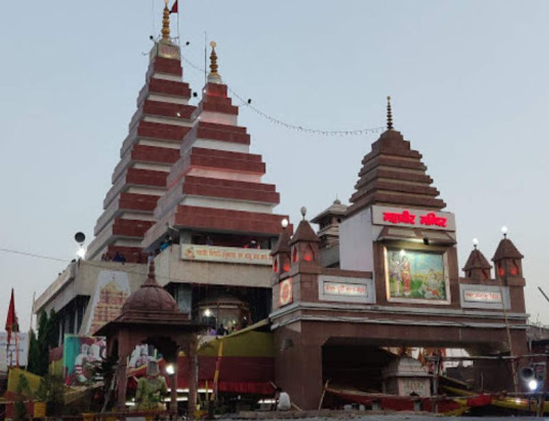 महावीर मंदिर ट्रस्ट, पटना
पटना के महावीर मंदिर ट्रस्ट में महावीर मंदिर ट्रस्ट ने राज्य में कोविद -19 महामारी से लड़ने के लिए मुख्यमंत्री राहत कोष में 1 करोड़ रुपए दान दिया है। ट्रस्ट के सचिव आचार्य किशोर कुणाल ने कहा, हमारा मुख्य उद्देश्य सरकार को कोरोना की तबाही से उबरने और गरीब लोगों को भोजन प्रदान करने की योजना को मजबूत करना है। यह वही ट्रस्ट है जिसने पिछले साल नवंबर में घोषणा की थी कि वह अयोध्या में राम मंदिर बनाने के लिए 10 करोड़ रुपए दान देगा।
