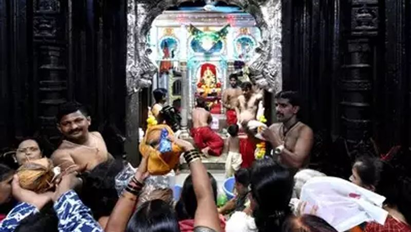 देवस्थान प्रबंधन समिति, कोल्हापुर
देवस्थान प्रबंधन समिति कोल्हापुर ने प्रसिद्ध महालक्ष्मी मंदिर के माध्यम से 2 करोड़ रुपए दान किए। ट्रस्ट के सहायक सचिव शिवाजी साल्वी ने कहा, सीएमआरएफ को 1.50 करोड़ रुपए की राशि दी गई है, जबकि 50 लाख रुपए जिले में विभिन्न चिकित्सा सुविधाओं को बढ़ाने के लिए कलेक्टर को दिए जाएंगे।
