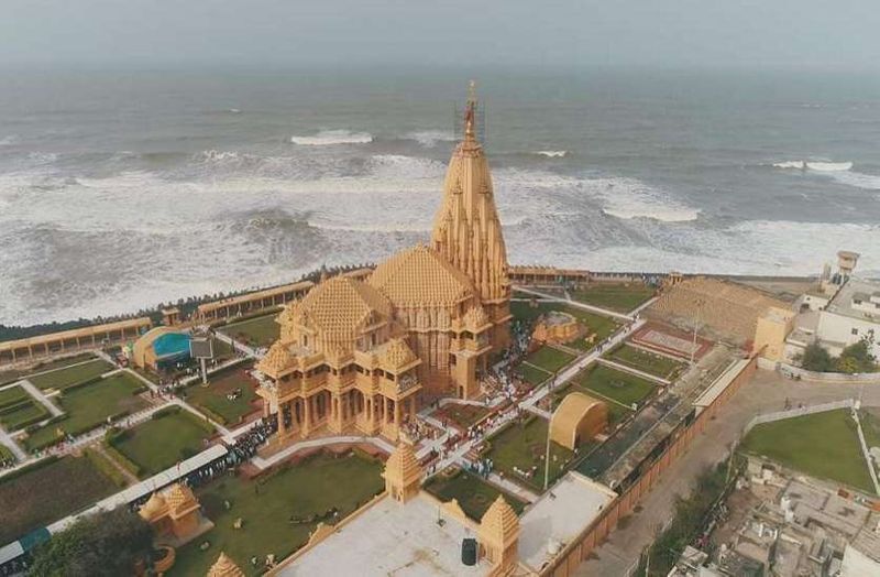 सोमनाथ मंदिर, गुजरात
श्री सोमनाथ ट्रस्ट ने गुजरात के मुख्यमंत्री राहत कोष में 1 करोड़ रुपए दान दिए। गुजरात के पूर्व मुख्यमंत्री केशुभाई पटेल ट्रस्ट के अध्यक्ष हैं। प्रधानमंत्री नरेंद्र मोदी, गृह मंत्री अमित शाह और एलके आडवाणी भी ट्रस्ट के सदस्य हैं। 