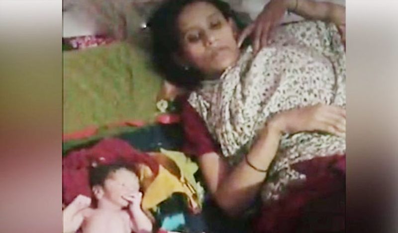 इंसानियत शर्मसार कर देने वाली यह तस्वीर गुजरात के सूरत से सामने आई है। जब एक गर्भवती महिला को उसका पति डॉक्टर के पास डिलीवरी कराने के लिए सोमवार शाम को गया था। लेकिन, पीड़ित परिवार के पास जब इलाज के 8 हजार रुपए नहीं दे पाए तो डॉक्टर महिला को क्लिनिक से बाहर निकाल दिया। जहां वह रास्ते में आकर गिर गई और सड़क पर ही उसने बच्चे को जन्म दिया।