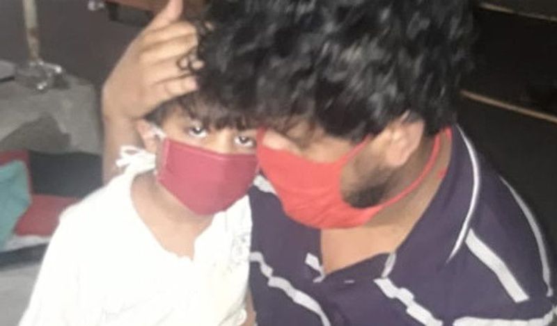 यह तस्वीर कोटा की है। जहां पिता के साथ उसका 5 साल का बेटा भी कोरोना से संक्रमित है। जब युवक को आइसोलेशन वार्ड से डिस्चार्ज कर गया तो वह जाते-जाते संक्रमित बेटे को यूं गले लगाया।