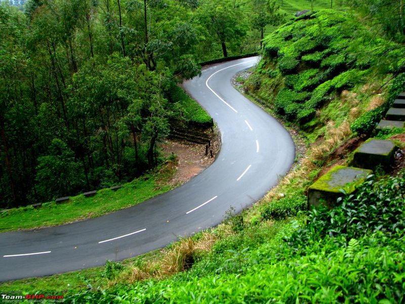 ഇതര സംസ്ഥാനങ്ങളില് നിന്ന് എത്തുന്നവരില് രോഗം പടരുന്നതും കേരളം അതിര്ത്തികളില് കര്ശന നിരീക്ഷണം ഏര്പ്പെടുത്താന് കാരണമായി. ഇതര സംസ്ഥാനങ്ങളുമായി അതിര്ത്തി പങ്കിടുന്ന ഇടുക്കി, കൊല്ലം ജില്ലകളില് അടുത്തിടെ കൊവിഡ് കേസുകള് ഉയരുകയും ചെയ്തു. എന്നാല് ഒരിടത്തും മതില്കെട്ടിയോ മണ്ണോ കല്ലുകളോ ഇട്ടോ കേരളം അതിര്ത്തി സംസ്ഥാനങ്ങളിലേക്കുള്ള റോഡ് തടസപ്പെടുത്തിയിട്ടില്ല.