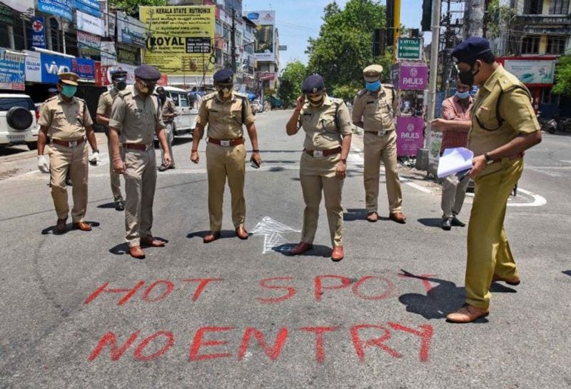 അതിര്ത്തികളില് കേരളം ചെയ്തത് എന്ത്?കൊവിഡ് വ്യാപനം വീണ്ടും സജീവമാകുന്നഅതിര്ത്തികളില് നിരീക്ഷണം ശക്തമാക്കുന്നതിനുള്ള നടപടി സംസ്ഥാനം സ്വീകരിക്കുന്നതായി മുഖ്യമന്ത്രി പിണറായി വിജയന് നേരത്തെ അറിയിച്ചിരുന്നു. ഇതിന്റെ ഭാഗമായിഅതിര്ത്തി റോഡുകള്ക്ക് പുറമെ കാട്ടുപാതകളിലും നിരീക്ഷണം ശക്തമാക്കിയിരിക്കുകയാണ് കേരളം. കാട്ടുപാതകളിലൂടെയും ഇടവഴികളിലൂടെയും റെയില്വേ പാളങ്ങളിലൂടടെയുംപുഴകള് വഴിയുമെല്ലാം ആളുകള് കേരളത്തിലേക്ക് വരുന്നതായി ശ്രദ്ധയില്പ്പെട്ടിരുന്നു.