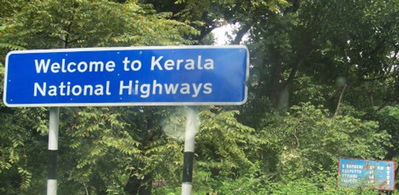 അടിയന്തര വൈദ്യസഹായത്തിന് സംസ്ഥാനത്തേക്ക് വരാനുള്ള അനുമതി കേരളം നല്കിയിട്ടുണ്ട്. ആംബുലന്സുകളും ചരക്കുവാഹനങ്ങളും ഉള്പ്പടെയുള്ള അവശ്യ സര്വീസുകള് അതിര്ത്തികള് കടന്ന് സംസ്ഥാനത്ത് എത്തുന്നുമുണ്ട്. ഇതെല്ലാം നിലനില്ക്കേയാണ് കേരളം അതിര്ത്തികള് പൂര്ണമായും സീല് ചെയ്തു എന്ന പ്രചാരണം തകൃതിയായി നടക്കുന്നത്.