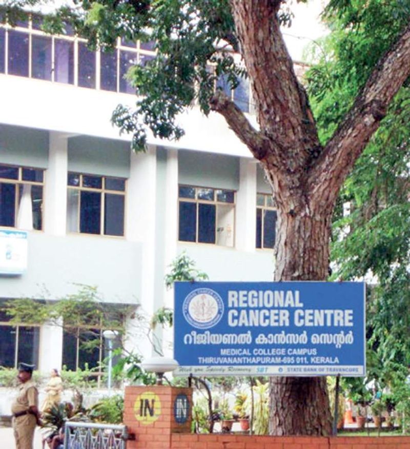 അതേസമയം, ആര്സിസിയുടെ യൂണിറ്റ് കന്യാകുമാരിയില് പ്രവര്ത്തിക്കാനുള്ള സൗകര്യമൊരുക്കി കേരളം. തിരുവനന്തപുരം ആർസിസിയിൽ കന്യാകുമാരിയിൽ നിന്നും സമീപജില്ലകളിൽ നിന്നും സ്ഥിരമായി ആളുകൾ ചികിത്സയ്ക്ക് എത്താറുണ്ട്. ഇവർക്കായി കന്യാകുമാരി ജില്ലാ ആശുപത്രിയെ ആർസിസിയുടെ നേതൃത്വത്തിൽ തമിഴ്നാട് സഹകരണത്തോടെ ക്യാൻസർ ചികിത്സാ കേന്ദ്രമാക്കി. 560 പേരാണ് ഇവിടെ നിന്ന് സ്ഥിരമായി ആർസിസിയിൽ എത്തുന്നത്.
