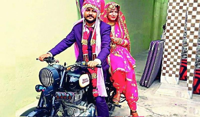 ऐसा ही एक अनूठी शादी पंजाब में 18 अप्रैल को हुई थी। जहां राज्य में कर्फ्यू लगे होने के कारण पठानकोट का दूल्हा अभिनंदन अपनी दुल्हन नेहा को बुलेट पर लेने पहुंचा था। इस शादी में भी सिर्फ 10 से 12 लोग शामिल हुए थे।
