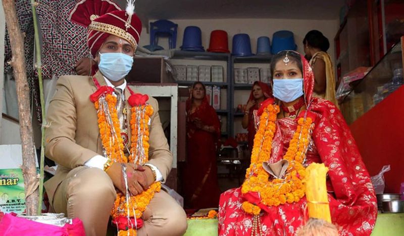 लॉकडाउन में ऐसी एक तस्वीर मध्य प्रदेश से सामने आई। जहां सिर्फ 6 लोगों की मौजूदगी में शादी हुई। विवाह में सोशल डिस्टेंसिंग का पालन हुआ और दूल्हा-दुल्हन सहित सभी मास्क पहने थे।