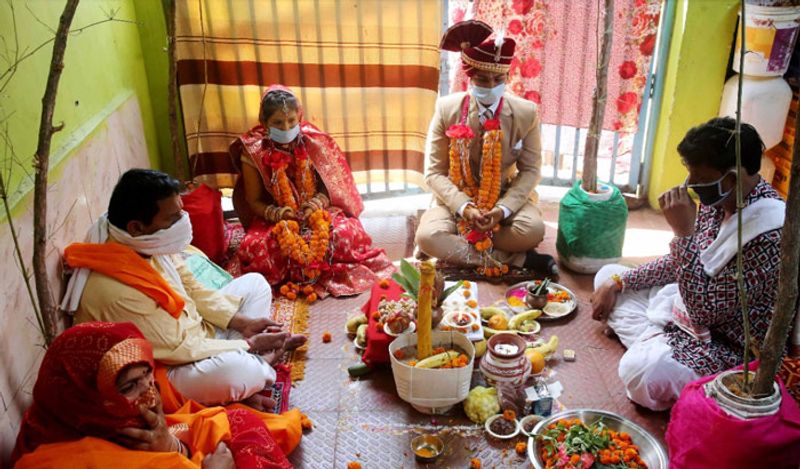 यह शादी रविवार को भोपाल शहर में हुई। यहां भी गिनकर 5 से 6 लोग ही नजर आए। सोशल डिस्टेंसिग का पूरा पालन किया गया। दुल्हन के माता-पिता और पंडित तक ने मास्क लगाया हुआ था।
