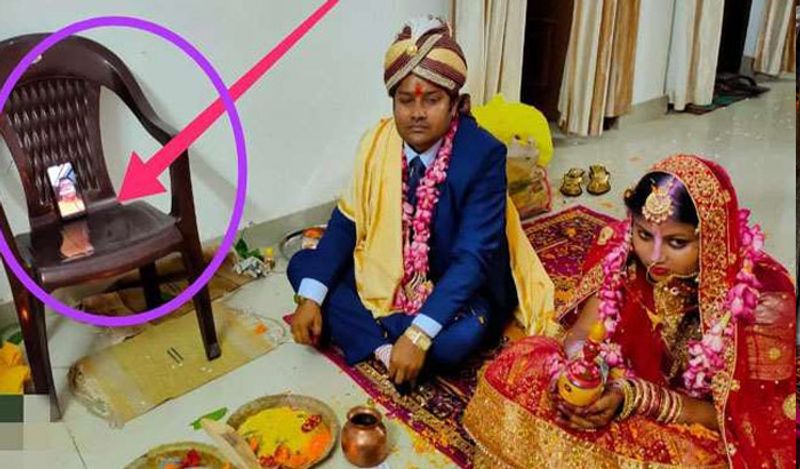 शादी की यह तस्वीर बिहार की है। दूल्हा-दुल्हन को फोन पर ही रिश्तेदारों ने आशीर्वाद दिया और ऑनलाइन इस समारोह में शामिल हुए।