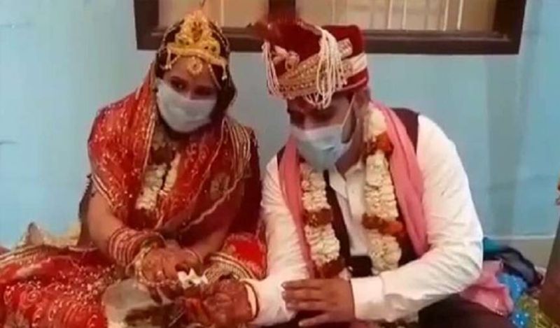 शादी की यह तस्वीर हरियाणा के झज्जर की है। जहां देवेन्द्र कौशिक का विवाह रेवाड़ी की रहने वाली नीरू के साथ अक्षया तृतिया पर हुआ। दुल्हन के परिजनों ने दहेज में मास्क और सैनिटाइजर दिए। इस दौरान पंडित सहित सभी लोगों ने मास्क लगा रखा था।
