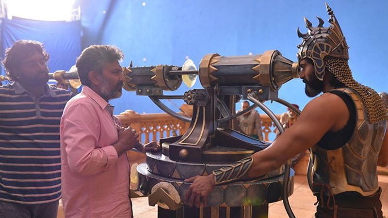 பாகுபலியின் படையை தாக்க ஆயுதத்தோடு நிற்கும் பல்லால தேவா 