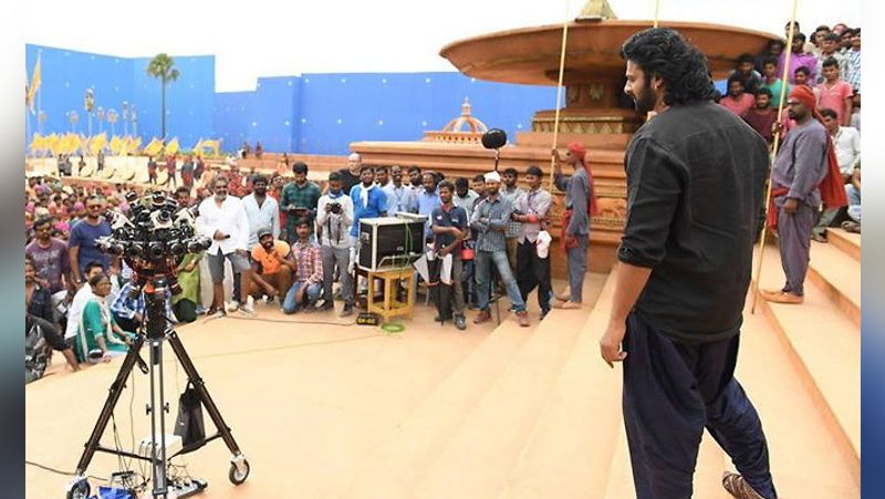 கருப்பு உடையில் செம்ம கெத்தாக வரும் பாகுபலி நாயகன் பிரபாஸ் 
