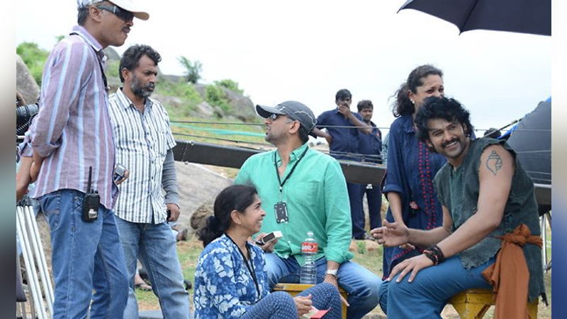 படக்குழுவினருடன் அமர்ந்து பேசும் பிரபாஸ் 