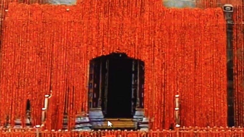 গারওয়াল পর্বতের কোলে কেদারনাথ মন্দিরকে এদিন দশ কুইন্টাল ফুলের মালা দিয়ে সাজানো হয়েছে৷