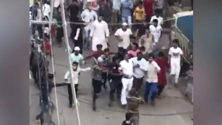 Police attacked by mob in Bengal while enforcing lockdown Police attacked by mob in Bengal while enforcing lockdown