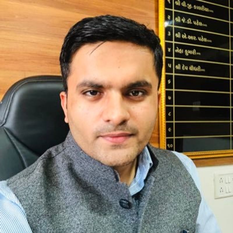 अपनी गलतियों को सुधारा और 2013 में पुनः प्रयास किया। उस समय प्रीलिम्स, मेंस दोनों पास हो गए, लेकिन अंतिम रूप से चयन नहीं हुआ। 2014 में अंतिम चयन भी हो गया, लेकिन सर्विस में आई.ए.एस. का जो सपना था, वह पूरा नहीं हुआ। 2015 में चौथे प्रयास में आई.ए.एस. बनने का सपना साकार हुआ। देव फ़िलहाल गुजरात कैडर में 2016 बैच के IAS अधिकारी हैं।