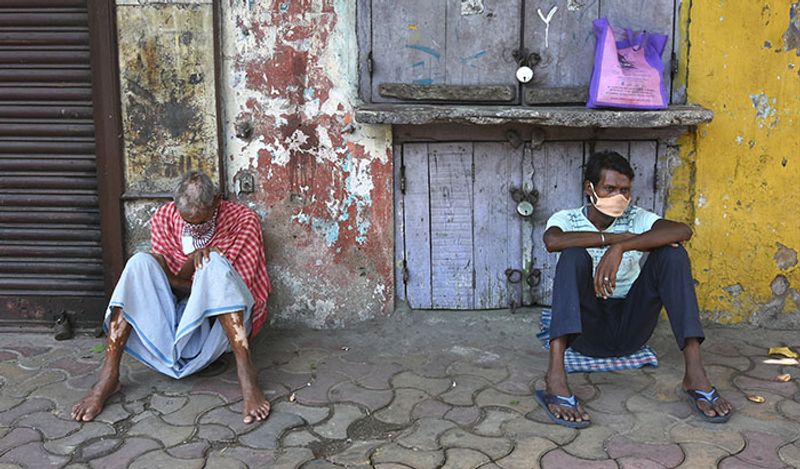 यह तस्वीर कोलकाता है। सोशल डिस्टेंसिंग का ध्यान रखते हुए टाइम पास।