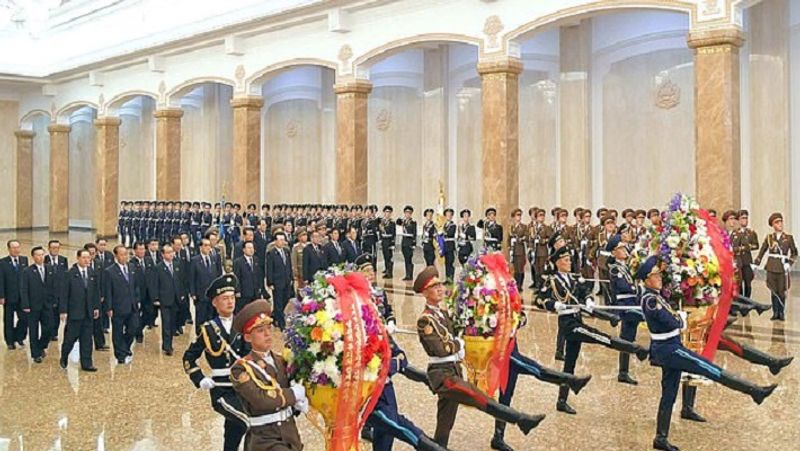 15 अप्रैल को प्योंगयांग में आयोजित नॉर्थ कोरिया के फाउंडर किम II सिंग के 108वें जन्मदिन समारोह में किम जोंग उन नजर नहीं आया था। इसके बाद से ही उसके गंभीर रूप से बीमार होने और मौत की खबरों को हवा मिली। 
