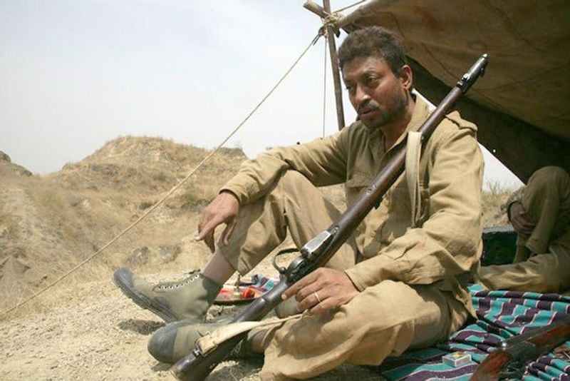 इरफान खान यूं तो लंबे समय से फिल्मों में छोटे-मोटे रोल करके काम कर ही रहे थे लेकिन उनकी फिल्म पान सिंह तोमर ने ऐसे झंडे गाड़े की पूरे देश में उनको पहचान मिली। पान सिंह तोमर के बाद बॉलीवुड को एक्टिंग का असली हीरा मिला।