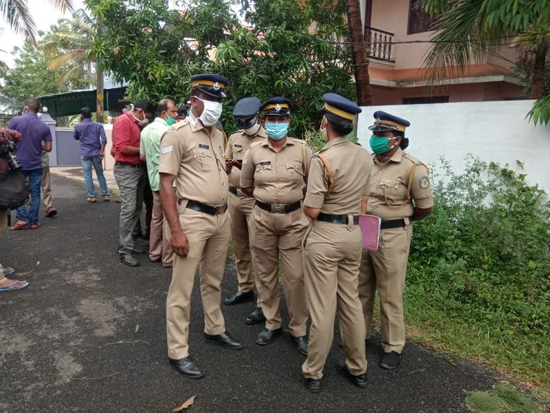 കൊല്ലം മുഖത്തല സ്വദേശിനി സുചിത്രയെ കൊലപ്പെടുത്തിയെന്നാണ് യുവാവ് പൊലീസിനോട് സമ്മതിച്ചത്.