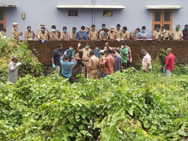 കോഴിക്കോട് സ്വദേശിയായ യുവാവിനെ കൊല്ലം പൊലീസ് കസ്റ്റഡിയിലെടുത്തു. കൊല്ലത്ത് നിന്നും കാണാതായ യുവതിയെ പാലക്കാട്ടെ വാടക വീട്ടിൽ വെച്ചാണ് കൊലപ്പെടുത്തിയതെന്ന് യുവാവ് വെളിപ്പെടുത്തിയതായി പൊലീസ് പറഞ്ഞു.